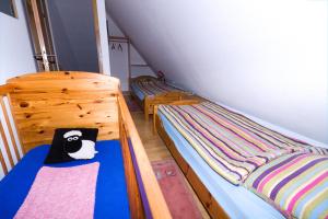 a room with two bunk beds in a room at Lachmöwe in Dornumersiel