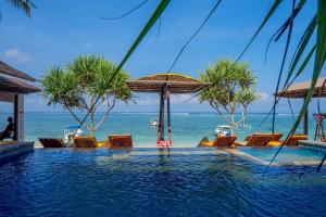 Ketut Losmen Bungalows Lembongan内部或周边的泳池