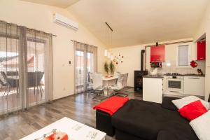 Kuchyň nebo kuchyňský kout v ubytování Apartments Anita Tribunj