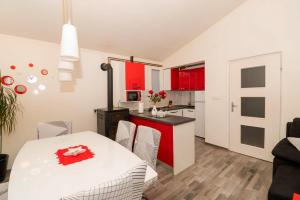 Kuchyň nebo kuchyňský kout v ubytování Apartments Anita Tribunj