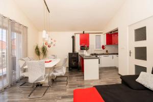 Kuchyň nebo kuchyňský kout v ubytování Apartments Anita Tribunj