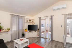 TV a/nebo společenská místnost v ubytování Apartments Anita Tribunj