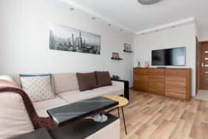 Televízia a/alebo spoločenská miestnosť v ubytovaní Family Apartment Saska Kępa by Noclegi Renters