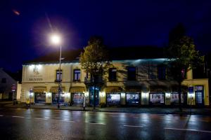 a building on a street at night with a street light at Hotel Munten in Weert +18 photos