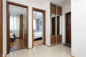 Postel nebo postele na pokoji v ubytování Family Apartment Saska Kępa by Noclegi Renters