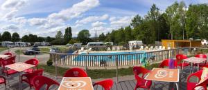 Bazén v ubytování Camping Porte des Vosges nebo v jeho okolí