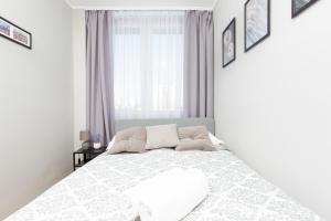 Postel nebo postele na pokoji v ubytování Family Apartment Saska Kępa by Noclegi Renters