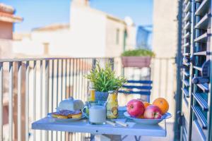 une table avec des assiettes de fruits sur un balcon dans l'établissement Belvedere Sant'Ambrogio, à Cefalù