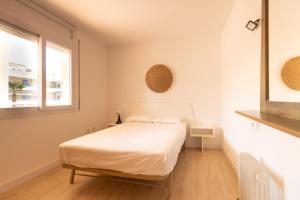 Postel nebo postele na pokoji v ubytování Vista Roses Mar - Apartamento con piscina II