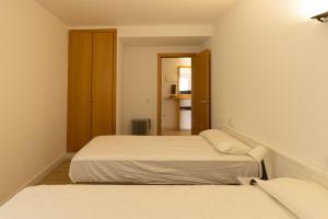 Postel nebo postele na pokoji v ubytování Vista Roses Mar - Apartamento con piscina II