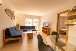 TV a/nebo společenská místnost v ubytování Vista Roses Mar - Apartamento con piscina II