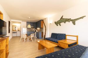 Posezení v ubytování Vista Roses Mar - Apartamento con piscina II