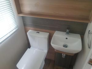 Koupelna v ubytování COASTAL CARAVAN ELIE sleeps 6