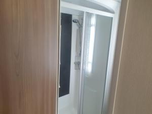 Koupelna v ubytování COASTAL CARAVAN ELIE sleeps 6 + 34 fotografií