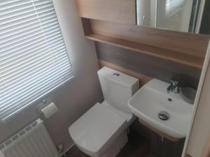 Koupelna v ubytování COASTAL CARAVAN ELIE sleeps 6