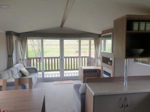 Kuchyň nebo kuchyňský kout v ubytování COASTAL CARAVAN ELIE sleeps 6