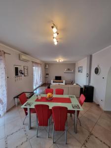 Kuchyň nebo kuchyňský kout v ubytování Apartments Vukic