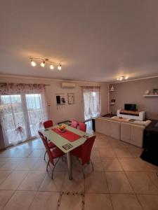 Kuchyň nebo kuchyňský kout v ubytování Apartments Vukic