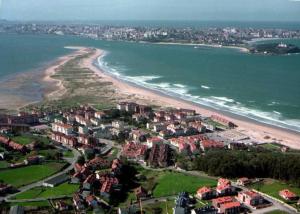 una vista aérea de una playa con casas y el océano en Apartamento primera línea de playa en Somo, en Somo