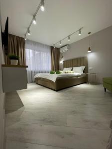 1 dormitorio con 1 cama grande en una habitación en “Same as Home apt”M.Zhusupa str. 284/1, en Pavlodar