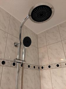 a shower with a shower head in a bathroom at Wohnen im alten Amtsgericht im Herzen von Xanten in Xanten