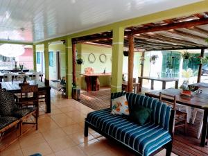 a living room with a couch and a table at Recanto Santa Teresa in Guarapuava