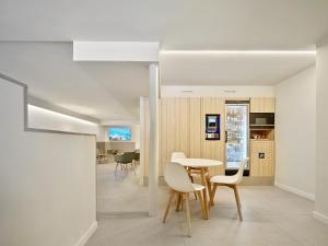 a kitchen and dining room with a table and chairs at Hostal Lami in Esplugues de Llobregat