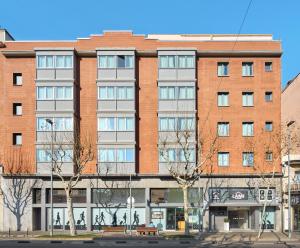 un edificio de apartamentos en la esquina de una calle en Hostal Lami en Esplugues de Llobregat