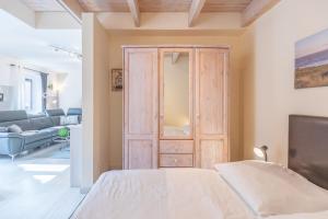 1 dormitorio con armario de madera y cama en Altstadtstübchen, en Husum