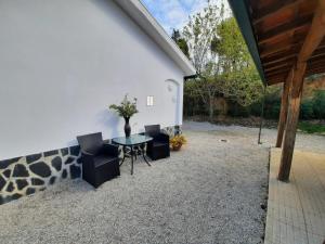 un patio con tavolo e sedie accanto a un edificio di Casa-Estaro a Anceriz
