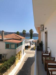 Un balcon sau o terasă la Fays luxury apartments by the sea