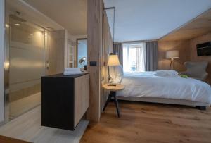 Posteľ alebo postele v izbe v ubytovaní Ciampedie Luxury Alpine Spa Hotel