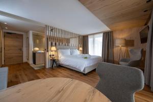 Posteľ alebo postele v izbe v ubytovaní Ciampedie Luxury Alpine Spa Hotel