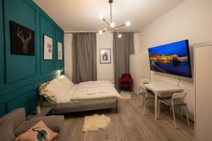 1 dormitorio con cama y escritorio. en Radiant Premium Apartments-Muhrengasse, en Viena