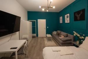 sala de estar con cama y sofá en Radiant Premium Apartments-Muhrengasse, en Viena