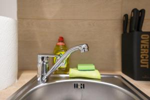 维也纳Radiant Premium Apartments-Muhrengasse的厨房水槽配有水龙头和海绵