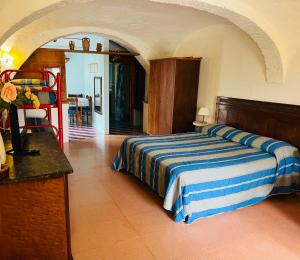 um quarto com uma cama com um cobertor listrado azul e branco em Casa Vacanze Fattoria Pozzitello em San Salvo