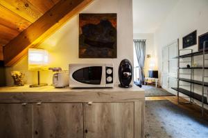 soggiorno con forno a microonde e mobile in legno di Studio Apartments Centro Storico Via Manno a Cagliari