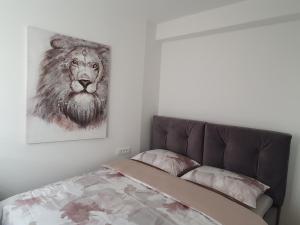 una camera da letto con un letto dipinto di un leone di InFresh holiday house a Šibenik