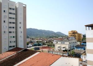uma vista da cidade a partir do telhado de um edifício em Guaruja Conforto e Lazer - Apartamento na Praia da Enseada no Guarujá