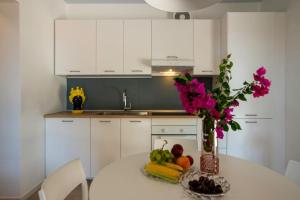 Η κουζίνα ή μικρή κουζίνα στο I Giardini di Athena- Athena Resort
