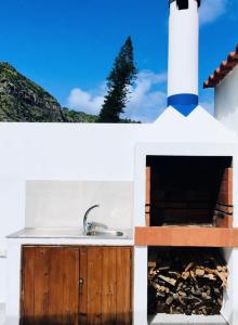 two pictures of a kitchen with a stove and a sink at Alo Baía São Lourenço in Santa Bárbara