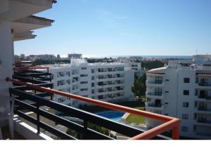 ヴィラモウラにあるApartamentos Mar-Bel Solの建物のバルコニーからの眺め