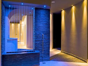 A bathroom at Hotel Belvedere Wellness&SPA