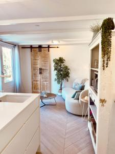 een keuken en een woonkamer met een blauwe bank bij Zandvoort Paradise Boutique Chambre in Zandvoort