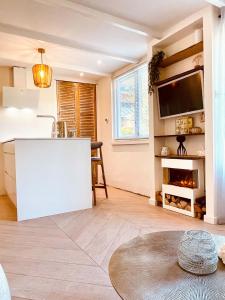 cocina y sala de estar con barra y TV en Zandvoort Paradise Boutique Chambre, en Zandvoort