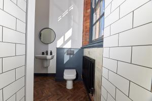 un baño con inodoro y lavabo en No 2 at Simpson Street Apartments Sunderland, en Sunderland 17 fotos más