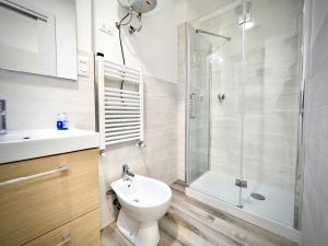 y baño con aseo y ducha. en DIMORA SOTTORIPA 24 DI FRONTE ALL’ACQUARIO - GENOVABNB IT, en Génova