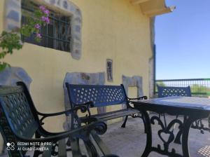 Un patio o zona al aire libre en Taia Casa Rural 2 **. Alojamiento y actividades