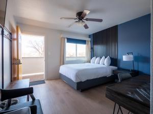 Säng eller sängar i ett rum på Balanced Rock Inn